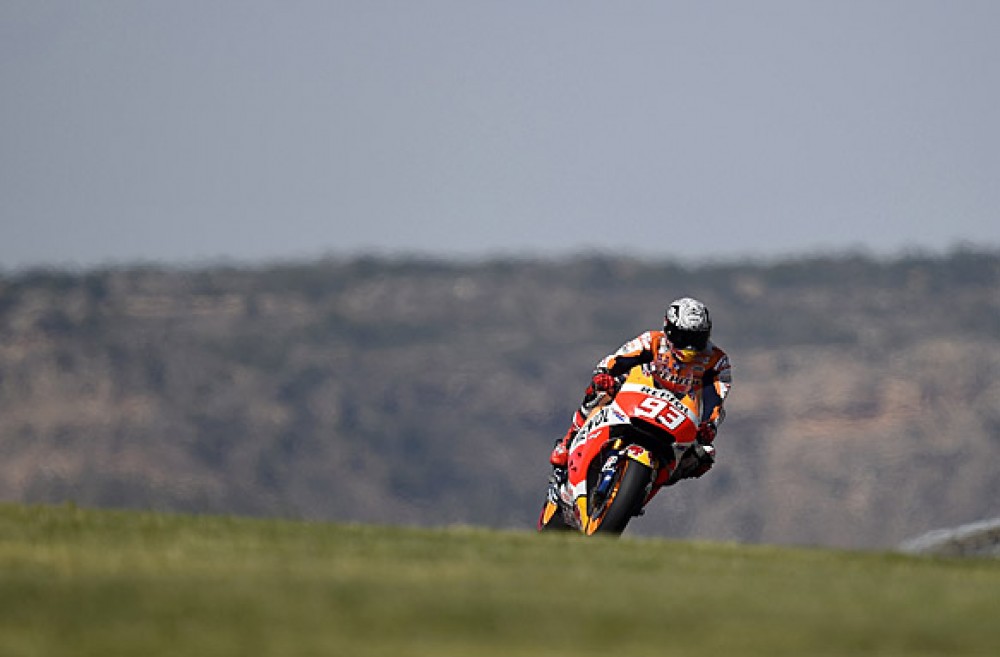 2015 MotoGP Aragon – Marquez Düştü, Ancak Pole Pozisyonunda