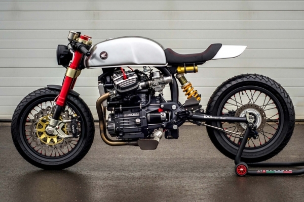 2: Sacha Lakic's CX500 café 